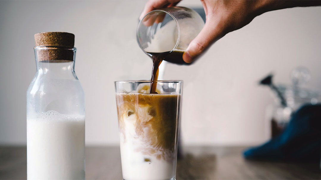 ریختن قهوه در شیر