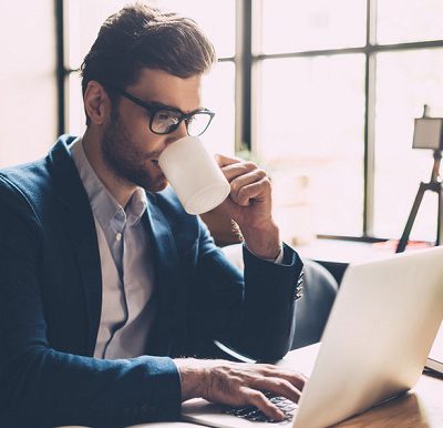 هشت دلیل قانع کننده برای نوشیدن قهوه در محل کار